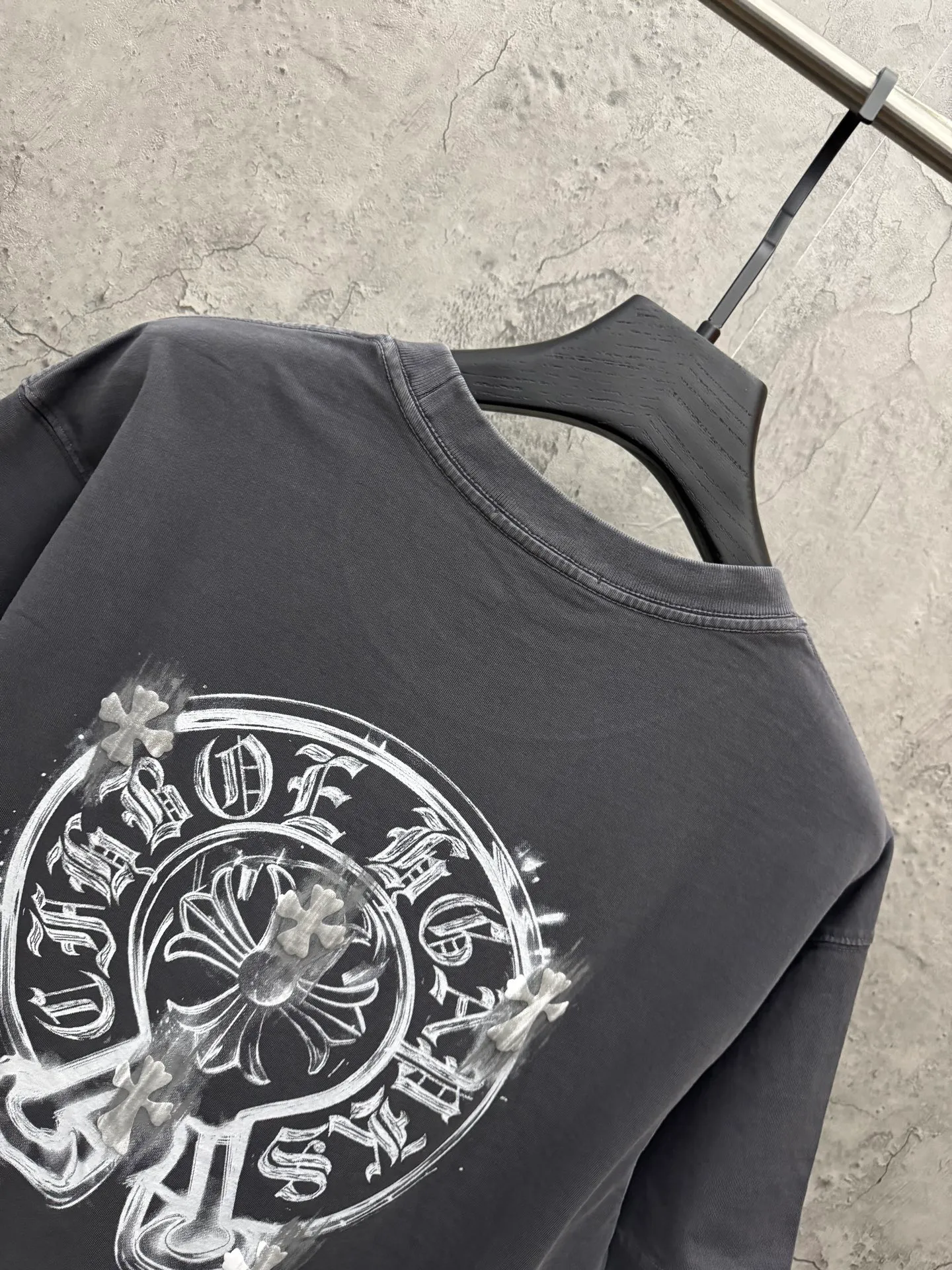 P190 top version, real shot without P, ​​different from market currency) 𝗖𝗵𝗿𝗼𝗺𝗲 𝗛𝗲𝗮𝗿𝘁𝘀/Croxin 2026 Spring New Original Single Counter American Laser Direct Injection Couple Short Sleeves 👑The highest version! Customized fabric 300g washed, best-selling model at the counter, very comfortable to wear. Accessories: original molded and authenticated collar label ➕ 100% silk wash label. Genuine purchase-grade original hangtag➕matching hanging rope➕3D hanging beads➕original packaging bag. Craftsmanship: The original version has consistent wiring! The highest version of the armhole matching technique! Color: White Black Gray Size: S M L XL Style Number: 26-2057